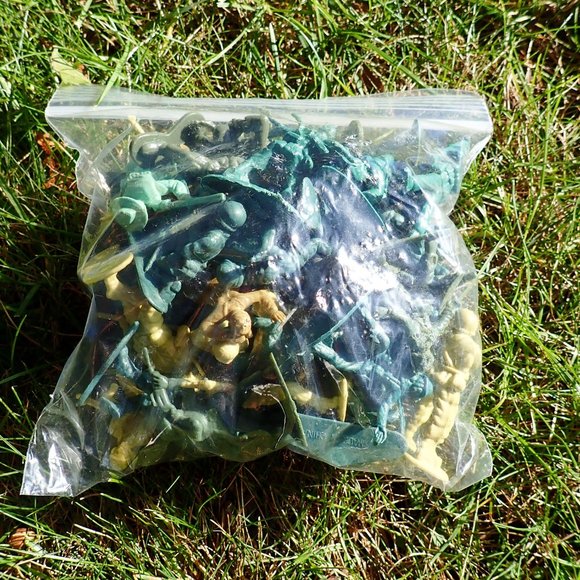Vintage Bag of Army Men (1970s) - Picture 2 of 2